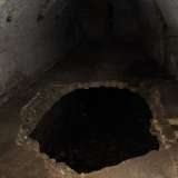Un porta poi conduce in un locale con la volta a botte il cui pavimento risulta in gran parte crollato: un danno avvenuto durante la Seconda guerra mondiale 